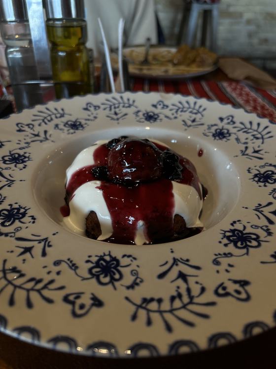 A photo of a papanaș served in restaurant
