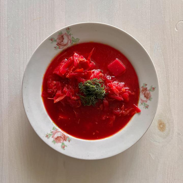 A bowl of borshch, served with sliced bread
