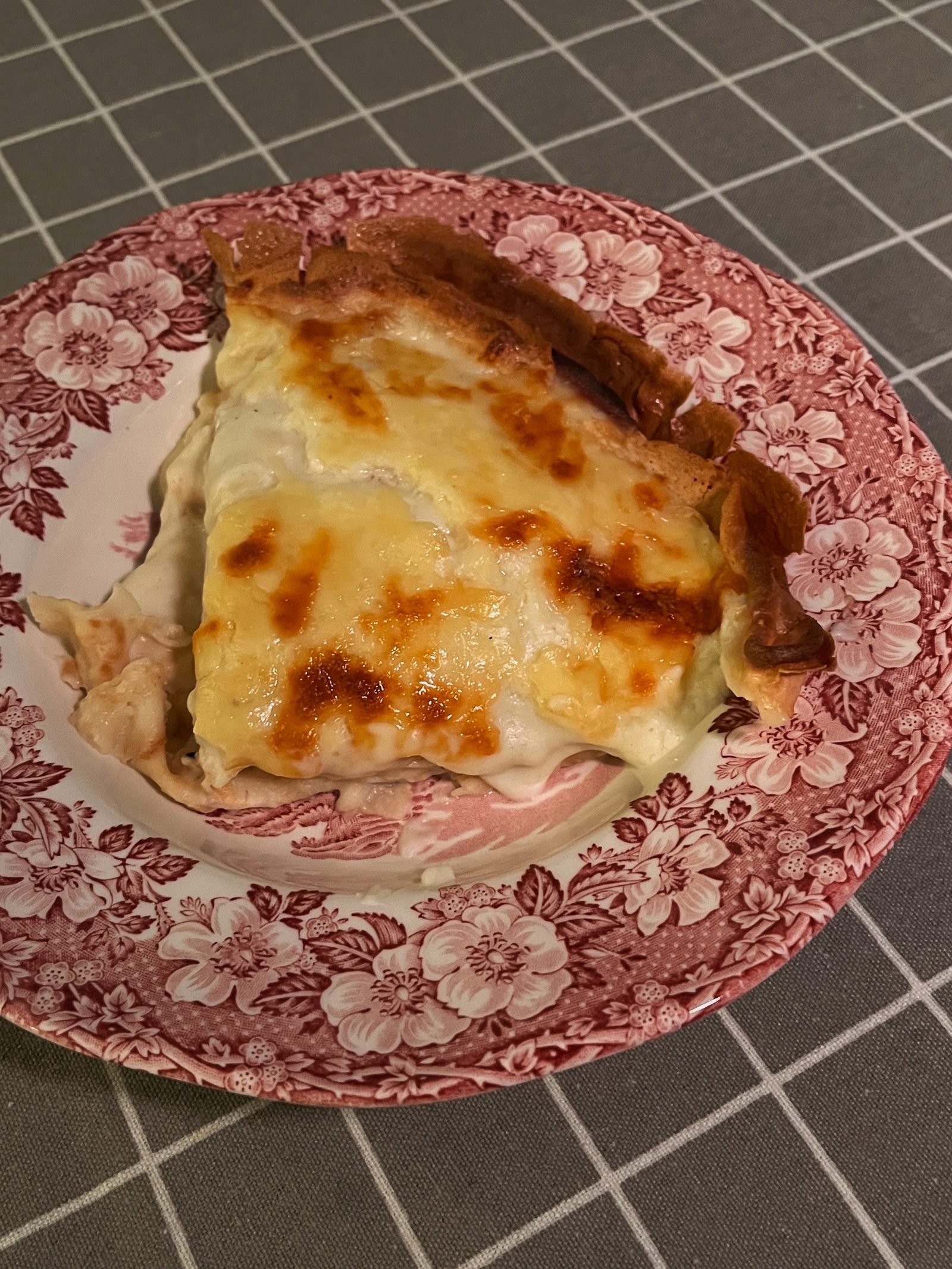 Crêpes stuffed with Fontina cheese and ham, served in a deep plate.